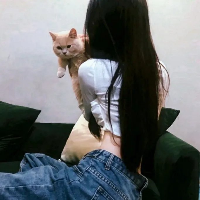 一位站立的人